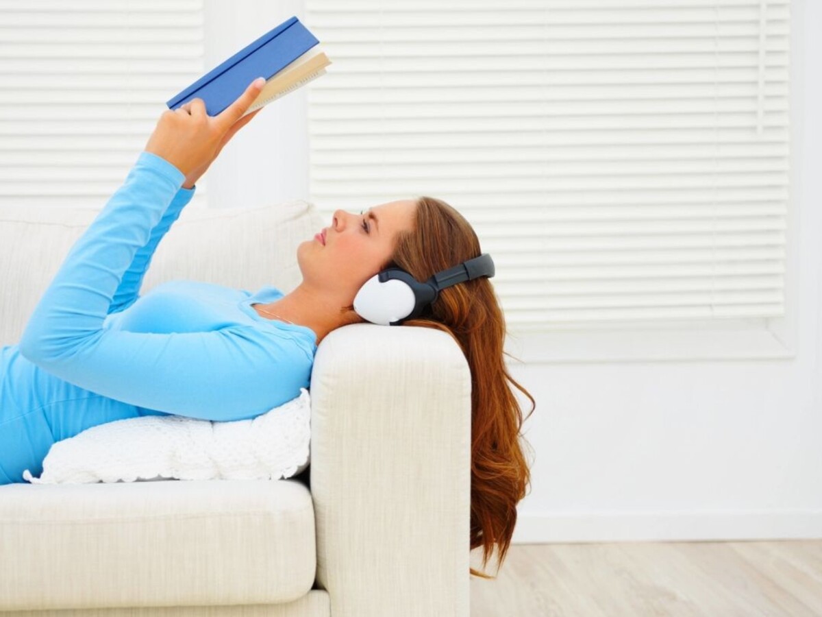 sluchadlá relax učenie gauč žena 1140px (ČTK)